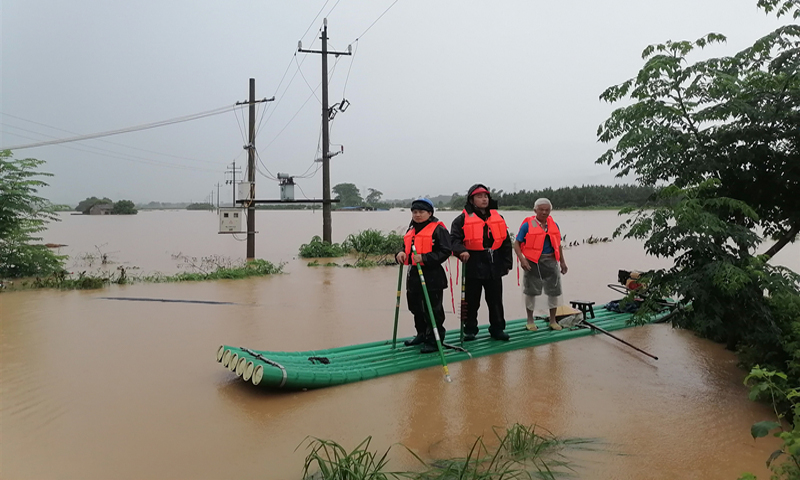 6月7日，南方電網廣西桂林臨桂供電局組織人員對供電線路、臺區進行特巡。（陽霄云 粟慧瓊 攝 ）