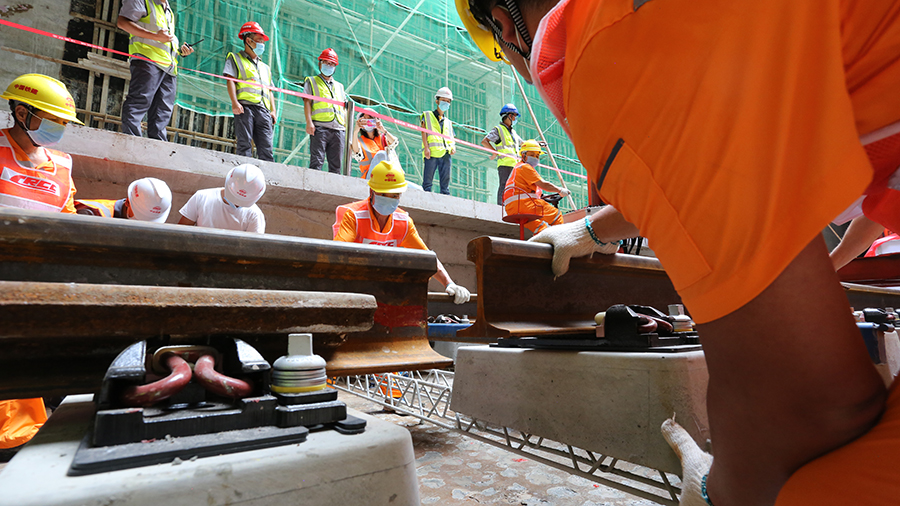 圖為首節軌排鋪設到位。