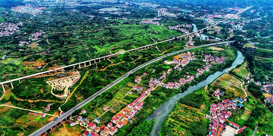 7月29日，在湖南麻陽堯里河特大橋上，隨著CRTSⅢ型無砟軌道板混凝土的灌注，由中國鐵建所屬中鐵十四局施工的張吉懷鐵路工程完成了無砟軌道先行段的鋪裝，標志著張吉懷高鐵軌道施工全面展開，“最美扶貧高鐵”開通進入倒計時。圖為俯瞰張吉懷鐵路。