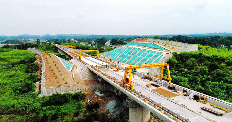 張吉懷鐵路采用無砟軌道系統，相比于傳統的有砟軌道，更能為列車高速平穩提供安全行駛條件。施工中，技術人員對軌道板施工進行嚴格的質量控制，每一道工序達到技術設計要求，確保工程質量。圖為建設中的麻陽西高鐵站。