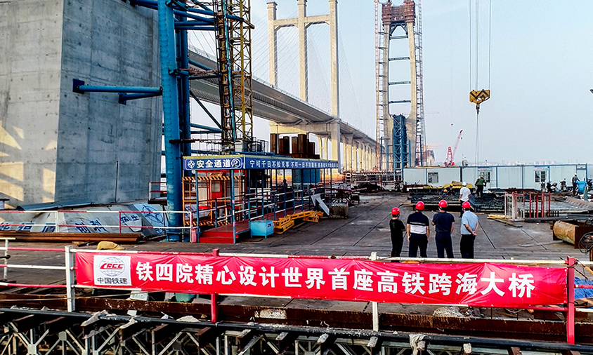 設計單位鐵四院聯合鞍鋼集團鋼鐵研究院等單位，研制了鎳系耐海洋大氣腐蝕鋼及配套高強螺栓及焊接材料，填補我國耐海洋大氣腐蝕鋼的鋼種空白。圖為建設中的泉州灣跨海大橋。