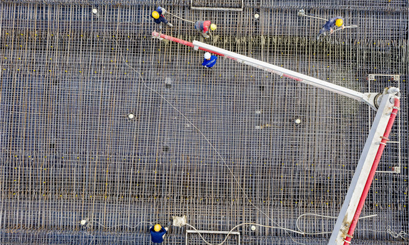 圖為10月13日，中鐵十一局常益長鐵路望城西制梁場箱梁混凝土澆筑現場。新華社發（王荃荃 攝）