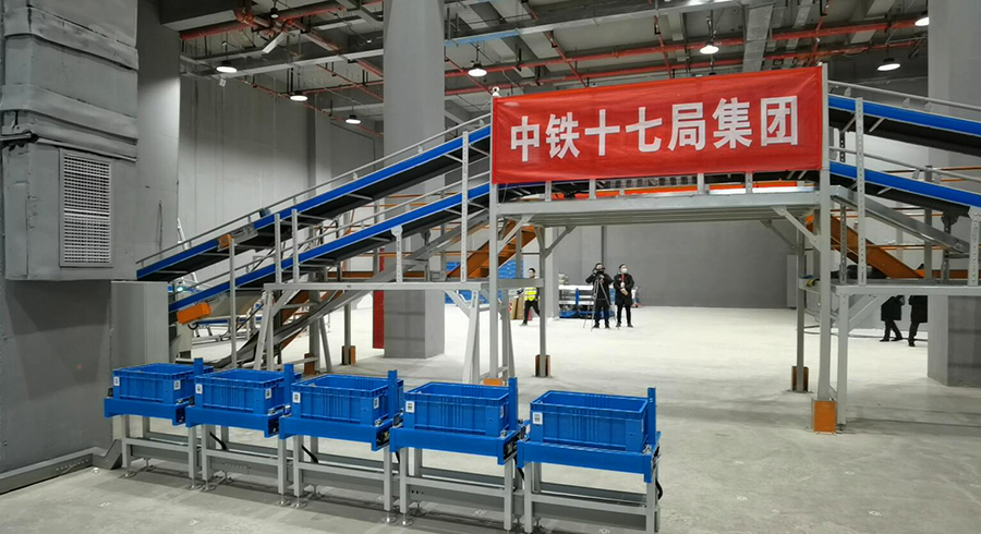 新建貴州省圖書館項目總建設面積近8萬平方米，分為地下3層、地上7層，設計總藏書量400萬冊。建成后，每天最多能容納2萬人次的進館量，提供約3500個閱讀座位，可滿足貴州省圖書館未來20年的圖書儲存和讀者借閱需要。圖為自動分揀區。