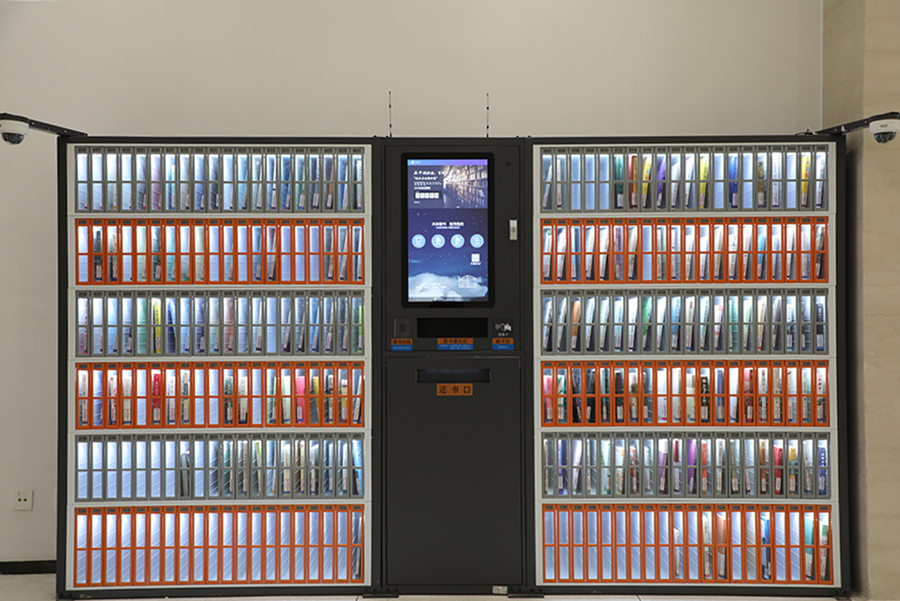 建設過程中，該公司采用“BIM+智慧工地管理平臺”，成功克服了工程主體中大懸挑、大跨度、大位移以及安裝精度控制難、高空拼接難度大、焊接質量要求嚴等技術性難題。圖為自動取書機。