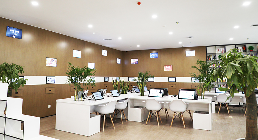 建設過程中還創新采用了3D打印機將虛擬數字化三維模型轉化為實體模型，實現了工程主體、節點構件的可視化，為企業運用大數據、3D打印技術，高效安全建設超大型城市文化綜合體積累了寶貴經驗。圖為智能閱讀區。