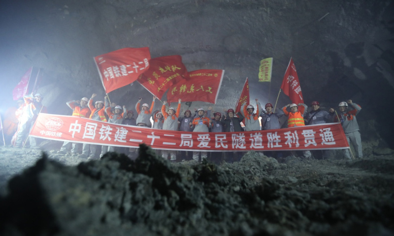 中國鐵建二十二局的建設者在哈牡高鐵愛民隧道慶祝隧道貫通。（新華社記者 邢廣利 攝）