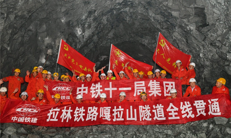 嘎拉山隧道位于西藏拉薩市曲水縣和山南市貢嘎縣境內(nèi)，是川藏鐵路拉薩至林芝段的重點(diǎn)工程和工期控制性工程，隧道全長(zhǎng)4373米，最大埋深674米，線路平均海拔3600米，氣候和施工條件比較艱苦。（新華社記者 張汝鋒 攝）