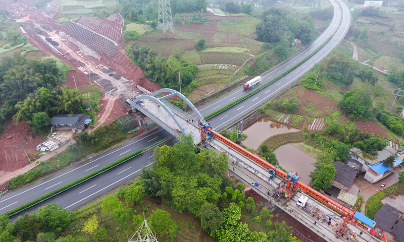 4月24日在四川雅安市境內的川藏鐵路成雅段最后一片T梁架設施工現場。（新華社記者 薛玉斌 攝）