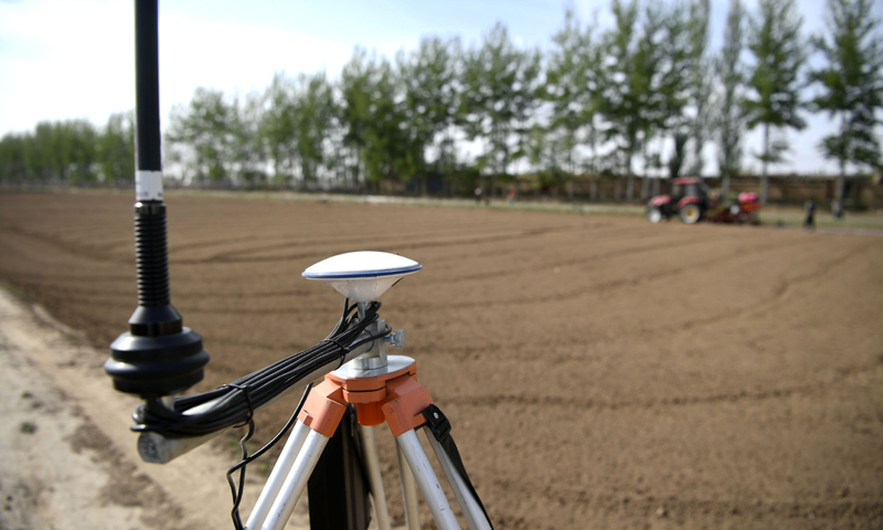 寧夏吳忠市利通區金積鎮塔灣村村民在田間利用北斗導航播種蔬菜（2018年4月17日攝）。（新華社記者 王鵬 攝）