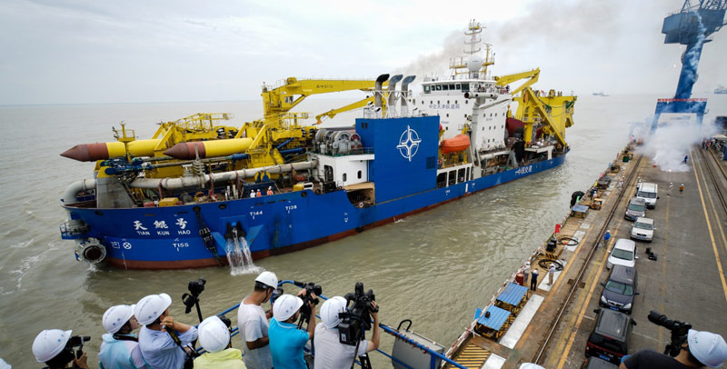 “天鯤號”全船長140米，寬27.8米，最大挖深35米，總裝機功率25843千瓦，設計每小時挖泥6000立方米，絞刀額定功率6600千瓦，此次海試將全面檢測并驗證船舶動力系統的可靠性和穩定性。圖為6月8日，“天鯤號”駛離碼頭出港海試。（新華社記者 李響 攝）