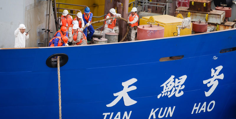 6月8日，工作人員進行“天鯤號”出海試航前的準備工作。（新華社記者 李響 攝）