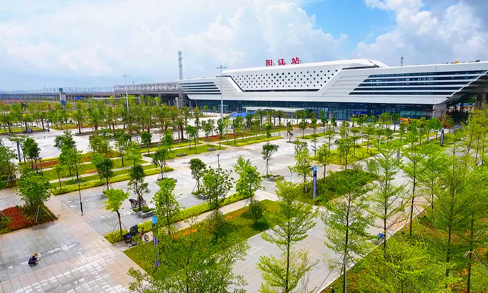 湛高鐵是我國“八縱八橫”高快速鐵路網的“第一縱”沿海通道的重要組成部分，東起江門新會站，西至湛江西站，全長357公里，設計時速200公里，全線設13個客運站。建成通車后，廣州至湛江的鐵路運行時間將由8個小時縮短至3個小時。圖為2中鐵建設集團南方公司承建的江湛鐵路陽江站。