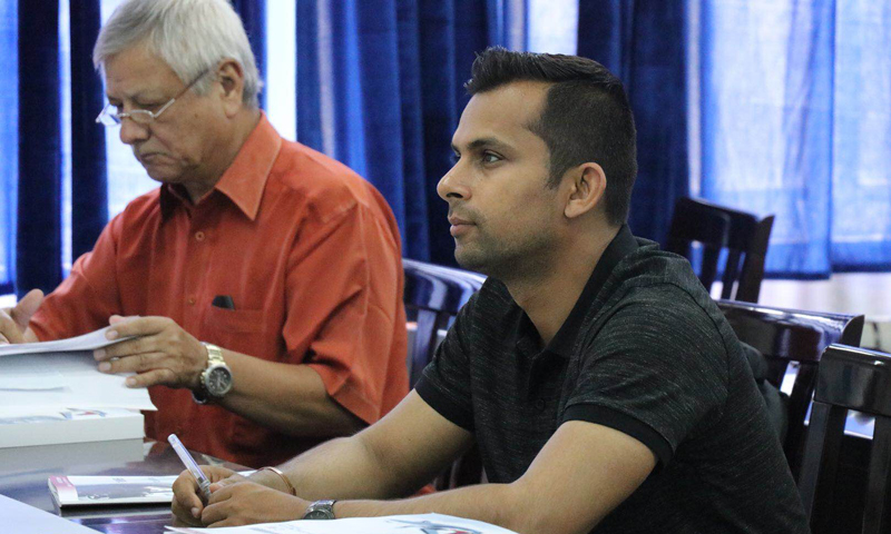 在老撾、柬埔寨、尼泊爾、湯加、剛果布、喀麥隆等“一帶一路”沿線國家，都出現了新舟60飛機翱翔的身影。不僅擴大了中國民機品牌在世界范圍內的影響力，更顯著改善了當地民眾交通出行狀況，在創造大量就業機會的同時，給當地政府和社會提供了良好的社會效益和經濟效益。圖為正在中國接受教學和訓練的尼泊爾飛行員。（王文鐸 攝）