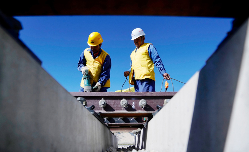 圖為9月16日，中鐵十一局三公司施工人員在川藏鐵路拉林段鋪設首組道岔。（新華社記者 覺果 攝）