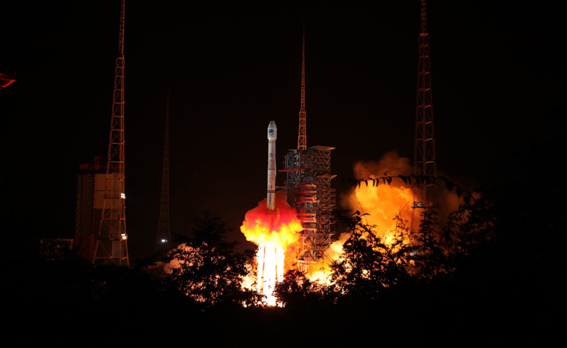 9月19日22時07分，我國在西昌衛星發射中心用長征三號乙運載火箭（及遠征一號上面級），以“一箭雙星”方式成功發射兩顆北斗導航衛星。新華社發（梁珂巖 攝）