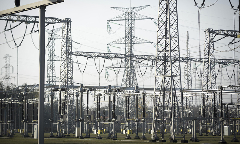 由國家電網所屬中國平高集團有限公司承建的波蘭科杰尼采變電站擴建及改造項目日前在波蘭東部城市科杰尼采舉行竣工儀式，該項目是中國在歐盟國家完工的首個輸變電工程總承包項目。圖為11月8日，在波蘭東部城市科杰尼采拍攝的剛剛完成擴建改造的科杰尼采變電站的新設施。新華社發（亞普·阿林攝）