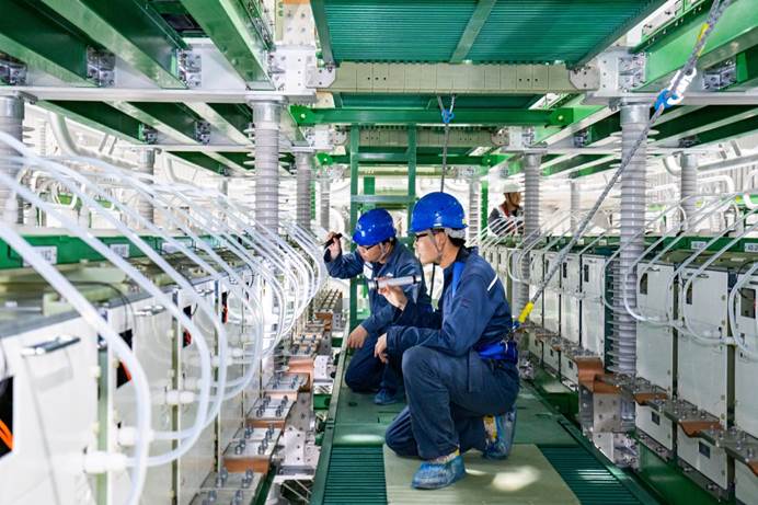 東莞供電局的工程建設人員在工程閥廳內對換流閥功率模單元進行調試前狀態確認。顧萱 攝