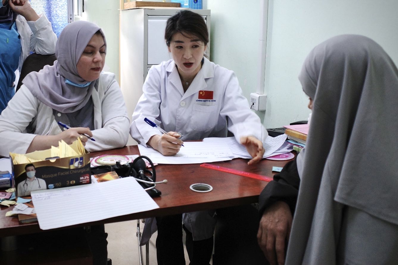 中國第27批援阿爾及利亞醫療隊在阿爾及利亞賽伊達為當地居民開展義診活動.jpg 中國第27批援阿爾及利亞醫療隊在阿爾及利亞賽伊達為當地居民開展義診活動.jpg