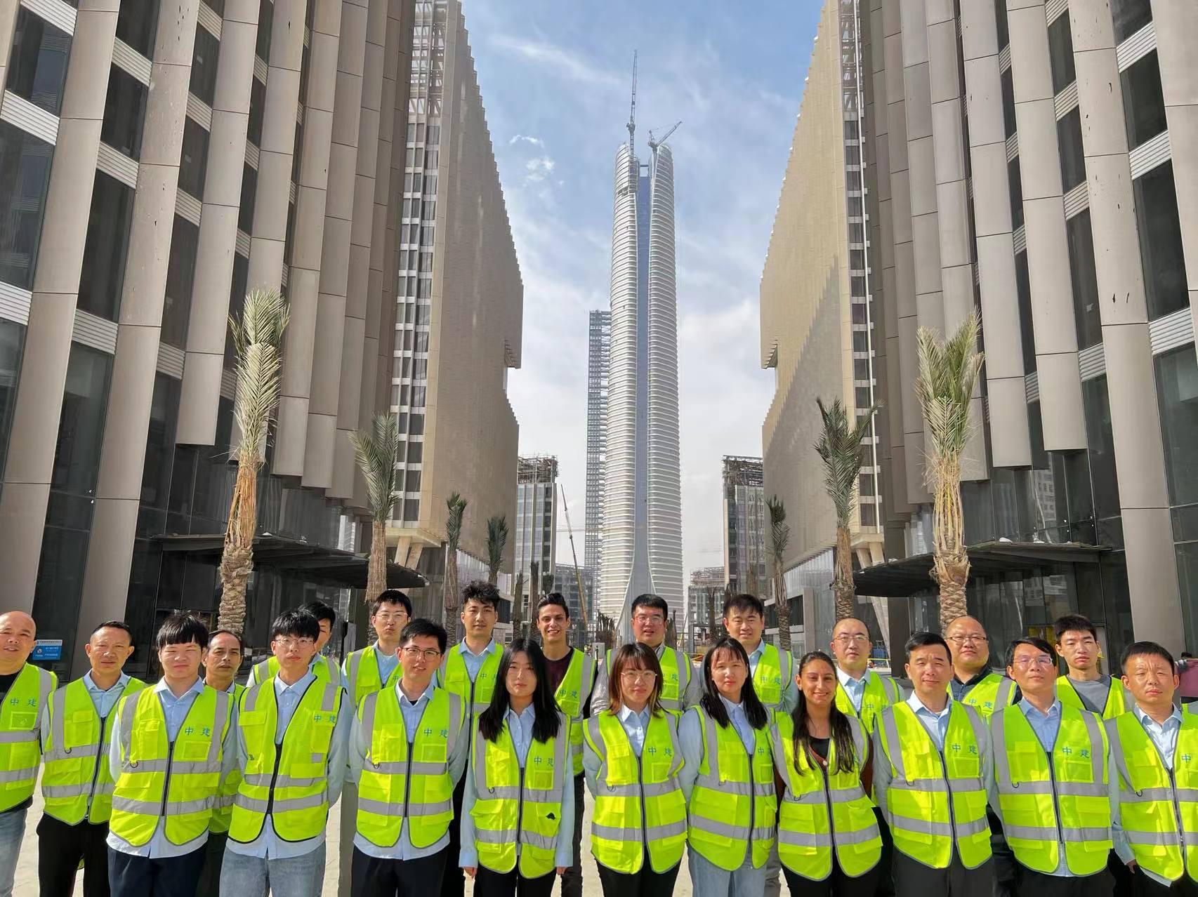 5.埃及新行政首都CBD項目管理人員與屬地員工合影.jpg