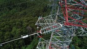 說(shuō)明: 說(shuō)明: \\10.124.200.62\0703增城站\ZC-04增城巡維站各類報(bào)表\3--輸電線路跳閘報(bào)表\輸電線路跳閘報(bào)表\輸電線路跳閘報(bào)表2018\2018-08-07-110kV廟朱線#46B相、110kV寧廟甲線#62（現(xiàn)70號(hào)）B、A相（同塔同跳）\寧廟甲線#62A相小號(hào)側(cè)第一片絕緣子雷擊放電.JPG