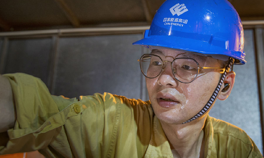 截至7月31日，國(guó)華電力舟山電廠年累計(jì)發(fā)電量21.33億千瓦時(shí)，折合2717發(fā)電利用小時(shí)，超省內(nèi)煤機(jī)平均利用小時(shí)299小時(shí)，火電市場(chǎng)占有率137.01％。至此，該廠已連續(xù)7個(gè)月在浙江省同類(lèi)型機(jī)組“三同”對(duì)標(biāo)中排名第一。圖為國(guó)華舟山電廠維護(hù)人員在高溫環(huán)境下設(shè)備消缺。
