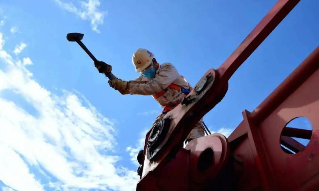 7月23日，暴雨過后，碧空如洗。在海洋石油工程股份有限公司建造事業(yè)部青島場地，施工人員在全面做好安全風(fēng)險管控的前提下，正進行一臺400噸大型履帶吊的改裝作業(yè)。改裝后，這臺“大力士”履帶吊將投入陵水17-2半潛式生產(chǎn)平臺的建造中。