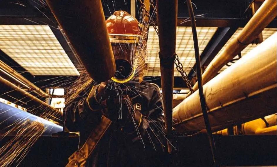 8月1日，中海石油寧波大榭石化有限公司加快推進苯乙烯焦油流程管線優(yōu)化工作，確保苯乙烯焦油流程專線專用，避免殘留焦油對原油供料泵過濾器造成堵塞。圖為作業(yè)人員在體感溫度37℃下進入狹小悶熱的操作平臺底部進行管線打磨，全力克服高溫影響，積極優(yōu)化流程，為降本提質(zhì)增效貢獻力量。