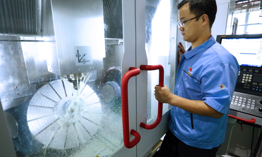 80后“巧匠”長(zhǎng)勝，無(wú)愧“匠”之稱謂，更無(wú)愧一名航天人的神圣。（作者：封曉東）