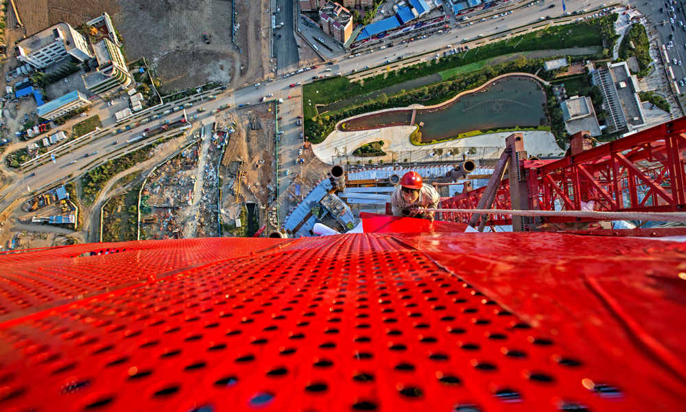 工作人員在昆明萬達雙塔上工作。（作者：鮑禹）