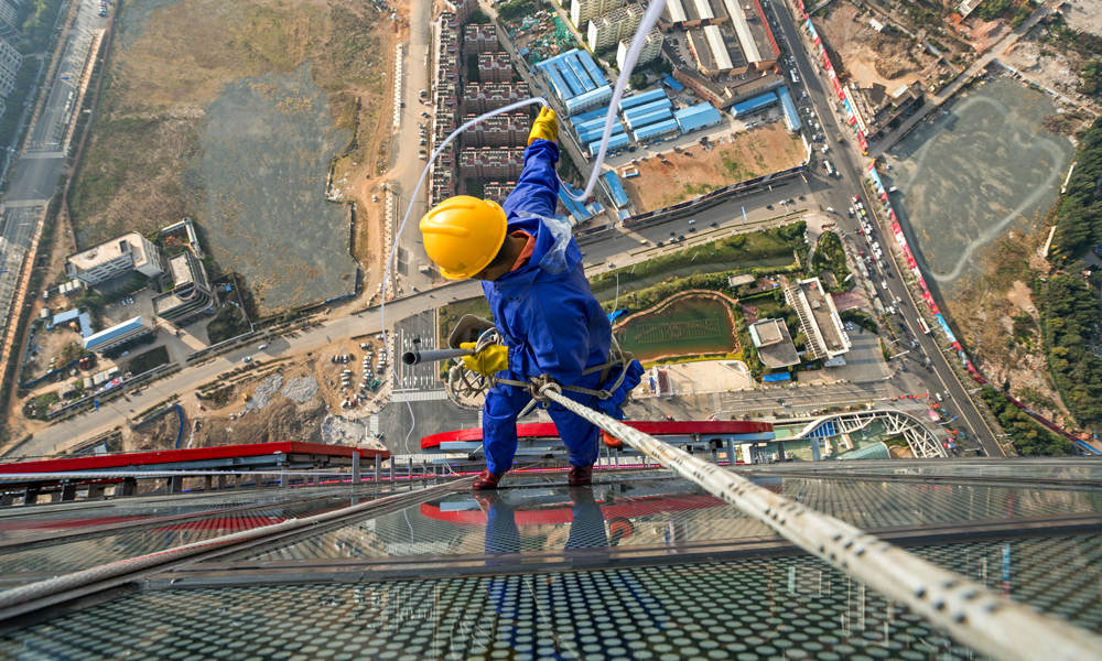 工作人員在昆明萬達雙塔上工作。（作者：鮑禹）