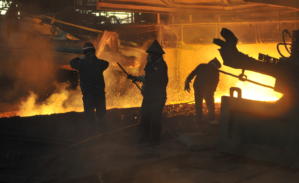 在昆鋼公司的鋼鐵產(chǎn)業(yè)生產(chǎn)線上，有一群吃苦耐勞、愛崗敬業(yè)、勇于創(chuàng)新、甘于奉獻的青年職工，他們用汗水和智慧熔煉出紅土高原的鋼鐵之花，奮斗的青春如爐火一般火熱，如鋼花一般閃亮！圖中煉鐵高爐正在出鐵，爐前青工忙碌的身影與鐵水的金光融合在一起。（作者：韓先明）