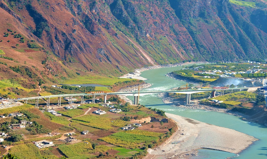 中國華電援建怒江“美麗公路”已完成17公里，投資約13億人民幣，規劃建成300公里，總投資約200億元。在金沙江中游流域共修筑6座大橋，近150公里公路，完成香格里拉境內的“援藏公路”修筑，總投資達10億元，幫助沿線及周邊少數民族同胞徹底告別“人背馬馱”的生活。左邦祥 攝