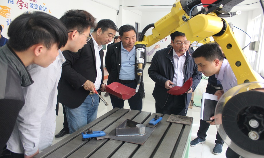 機械總院集團領導前往定點幫扶的河南新縣信陽涉外職業技術學院進行調研。該集團派出駐村書記扎實解決基礎民生、修路架橋、帶領村民發展“體育+旅游”產業模式等，助力貧困山區脫貧。